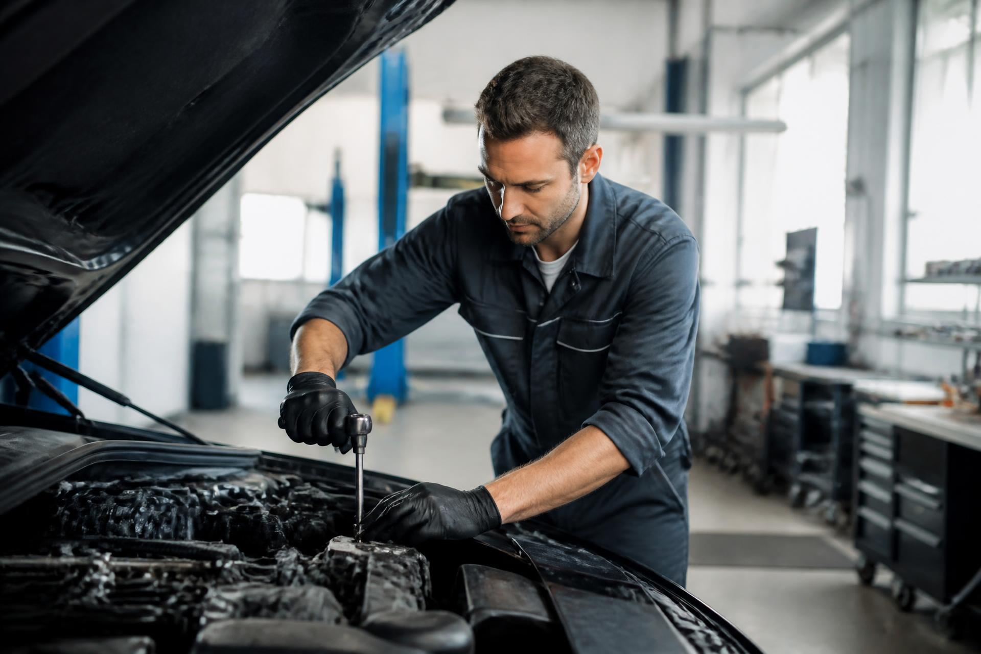 Mécanicien professionnel travaillant sur un moteur dans un atelier moderne